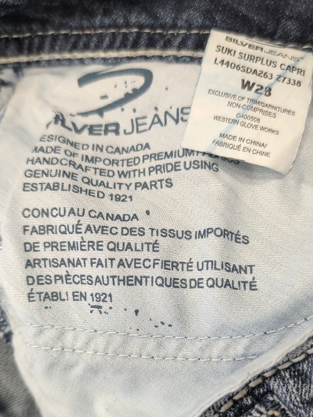 Vintage Y2K Silver Jeans Suki Surplus Capri Distressed Cotton Jeans. Size 28